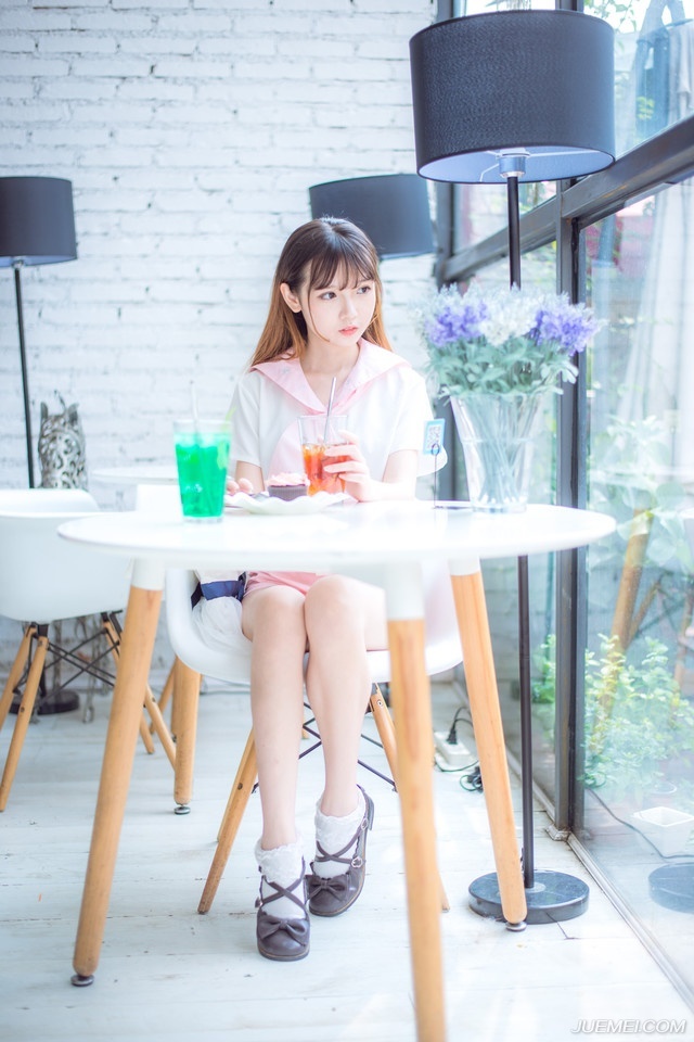 “姐姐，你说为何夫君能够越来越年轻？”小乔突然扭头看向大乔，眼中有些羡慕的道。